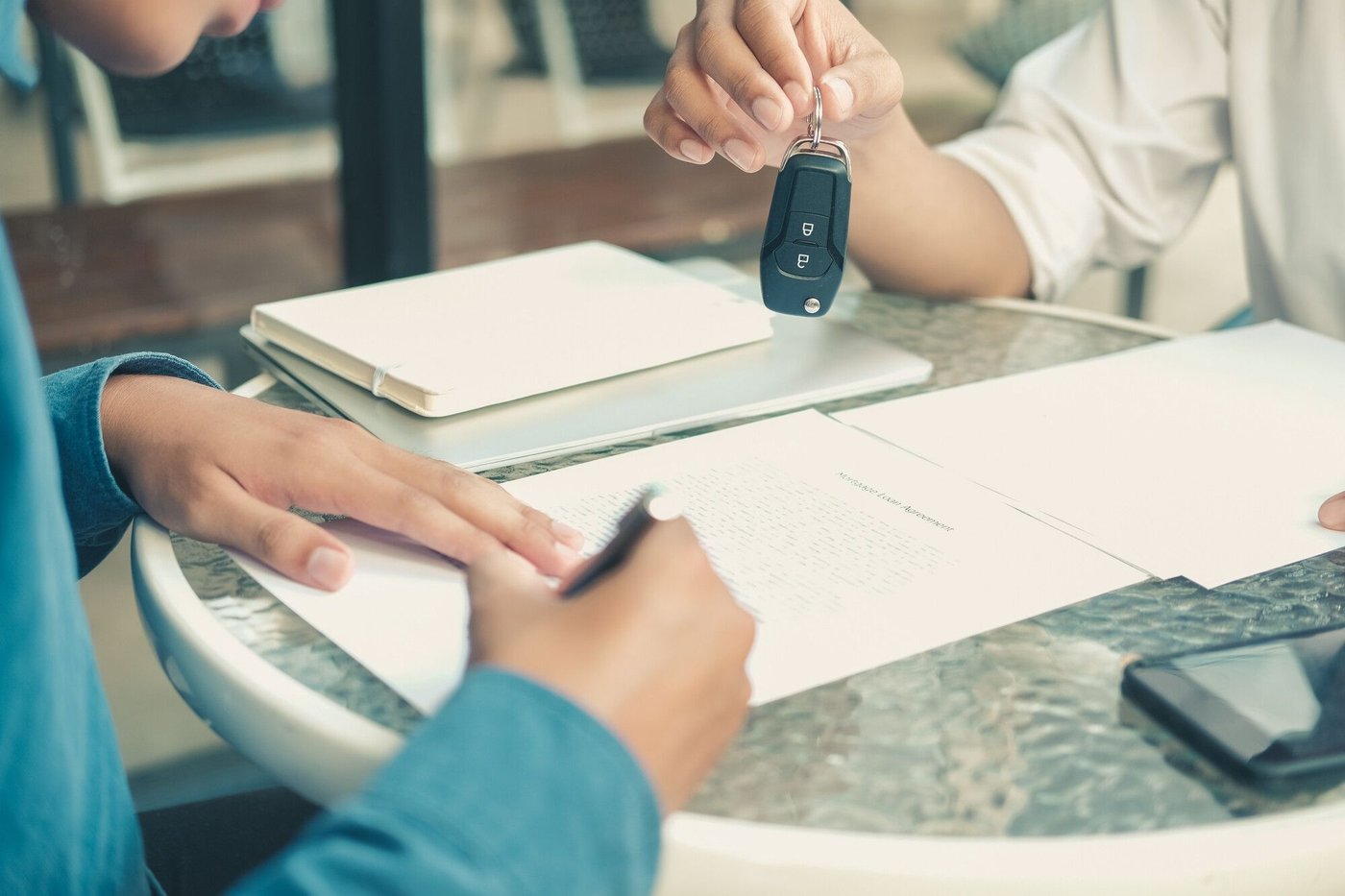 Firma del contratto di noleggio auto a medio e lungo termine a Bari